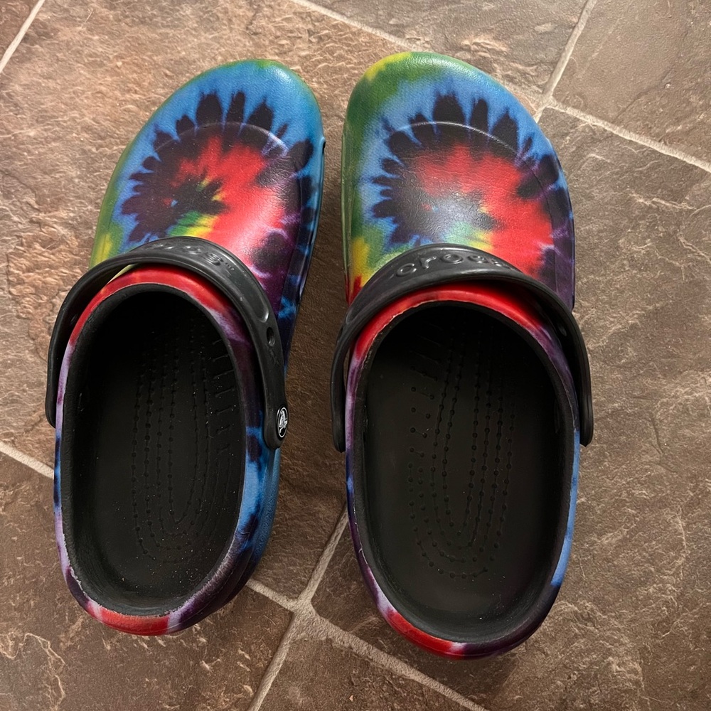 Comfy, tie-dye Crocs!🌈💫🐊